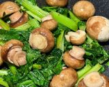 Hình bước làm 3 của món 🌱 Cải Xanh Rapini Xào Nấm Nút
