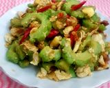 Foto langkah ke 3 dari resep Pare orak arik telur.