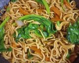 Foto langkah ke 4 dari resep Mie Goreng Sayur.