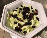 Une image de l'étape 4 de Salade de concombres marinés aux raisins et algues dulce.