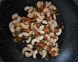 ડ્રાયફ્રુટ ચીક્કી (Dryfruit Chikki Recipe In Gujarati) રેસીપી સ્ટેપ1ફોટો