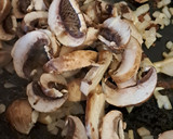 Foto del paso 2 de la receta: Bondiola de cerdo en bifes con salsa de champignones y vino tinto