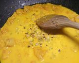 A picture of step 4 of Spaghetti with salmon, saffron and pistachio nuts.