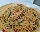 Foto del passaggio 2 della ricetta Spaghetti al tonno rosso, pistacchi e olive nere