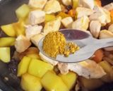 Foto del paso 4 de la receta: Manzana 🍎 y pollo al curry 🐔🥕🍇