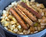 Une image de l'étape 4 de Saucisses végétariennes mijotées aux aubergines.