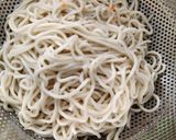 Foto langkah ke 1 dari resep Mie Goreng Bawang Putih.