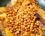 पूरी और आलू चना की सब्ज़ी (Poori and Aloo Chana Sabzi Recipe in Hindi) रेसिपी चरण 2 फोटो