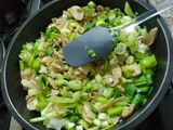 ~ Albóndigas rellenas con salsa de champiñones, verdeo y puerro ~