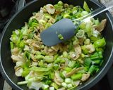 Foto del paso 2 de la receta: ~ Albóndigas rellenas con salsa de champiñones, verdeo y puerro ~