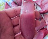 Foto del paso 3 de la receta: Bonito en salsa de dos tipos de cebollas, pimiento y azafrán