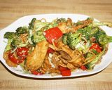 A picture of step 5 of Stir-Fried Chicken Breast with Broccoli and Lo Mein Noodles, Jon Style.