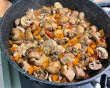Une image de l'étape 18 de Sauté de porc aux champignons, carottes et tomates.