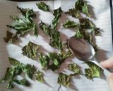 Foto langkah ke 4 dari resep Garnish / Bubuk seledri untuk taburan makanan.