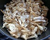 Foto langkah ke 2 dari resep Kaldu Kulit Bawang Putih.