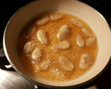 Foto del paso 27 de la receta: Lomo de cordero, con cebollas caramelizda, cirulas, pasas y crujiente de almendras