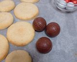 Foto del paso 6 de la receta Arañas Halloween de galletitas y bombones 🕷️🕸️🕷️