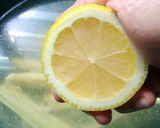 Gambar langkah 2 resipi Ikan Bawal Rebus Lemon.