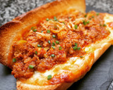 Foto del paso 5 de la receta: Brioche de picadillo cubano con mozzarella gratinada
