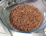Une image de l'étape 1 de Pois chiches bruns aux tomates, oignon et épices.