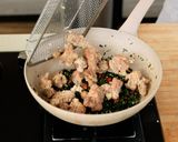 Foto langkah ke 6 dari resep Ayam Goreng Kailan Devina Hermawan.