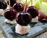 Foto del paso 4 de la receta: 🍓🍑🍈🍒Pinchos de fruta, queso y fiambres🍒🍈🍑🍓