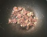 Foto langkah ke 2 dari resep Pizza Mie Saus Sapi Lada Hitam.