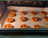 A picture of step 4 of Lotus Cream and Chocolate Chip Cookies.