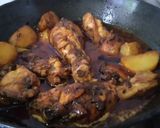 A picture of step 4 of Tamarind chicken curry with potatoes.
