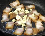 รูปขั้นตอนการทำที่ 3 ของ หมูกรอบผัดกะหล่ำปลีเห็ดเข็มทอง