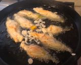 Foto del passaggio 5 della ricetta Fiori di zucca ripieni e fritti
