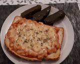 Foto del paso 4 de la receta: Tostada de judías en salsa de tomate y queso cheddar