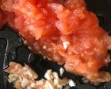 Foto del paso 2 de la receta: Salsita rápida ajo y tomate 🍅