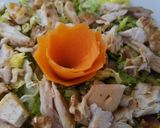 Foto del paso 3 de la receta: Ensalada con pollo, aguacate, frutos secos, semillas y queso