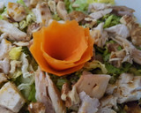 Foto del paso 3 de la receta: Ensalada con pollo, aguacate, frutos secos, semillas y queso
