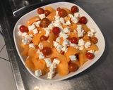 Une image de l'étape 5 de Melon au deux tomates, feta et menthe.