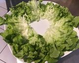 Une image de l'étape 2 de Salade de feuille de chêne aux tomates, jambon blanc et roquefort (sauce épicée à la ciboulette).