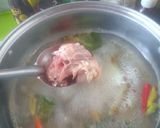 รูปขั้นตอนการทำที่ 4 ของ ต้มยำโครงไก่ใส่เห็ด