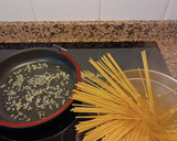 Foto del paso 1 de la receta: Espaguetis con langostinos al ajillo
