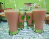 Foto langkah ke 3 dari resep Strawberry Mix Banana Juice.