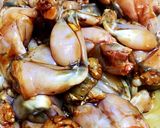 A picture of step 1 of Singapore Frog Porridge.