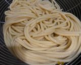 Foto langkah ke 1 dari resep Spaghetti creamy dengan udang dan jamur champignon.