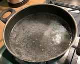 Une image de l'étape 1 de Pâtes Pipe Rigate au saumon et champignons.