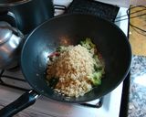 Foto del paso 3 de la receta: Trucha a la plancha coronada con "risotto" de arróz integral, quinoa, brócoli y champignones