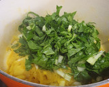 Foto del paso 2 de la receta: Bacalao en salsa de tomate con acelgas y crujiente de jamón