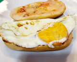 Foto del paso 3 de la receta: Bocadillo de huevo a la plancha
