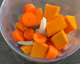 Foto del passaggio 1 della ricetta Ciambelline zucca, carote e mandorle
