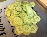 Une image de l'étape 2 de Salade de concombre, courgette râpée, oignon rouge, tomates cerises et burrata au persil.