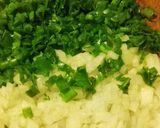 Foto del paso 2 de la receta: Pollo al verdeo con papas al horno