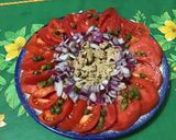 Une image de l'étape 6 de Salade de tomates au thon oignon rouge et câpres (sauce citron).